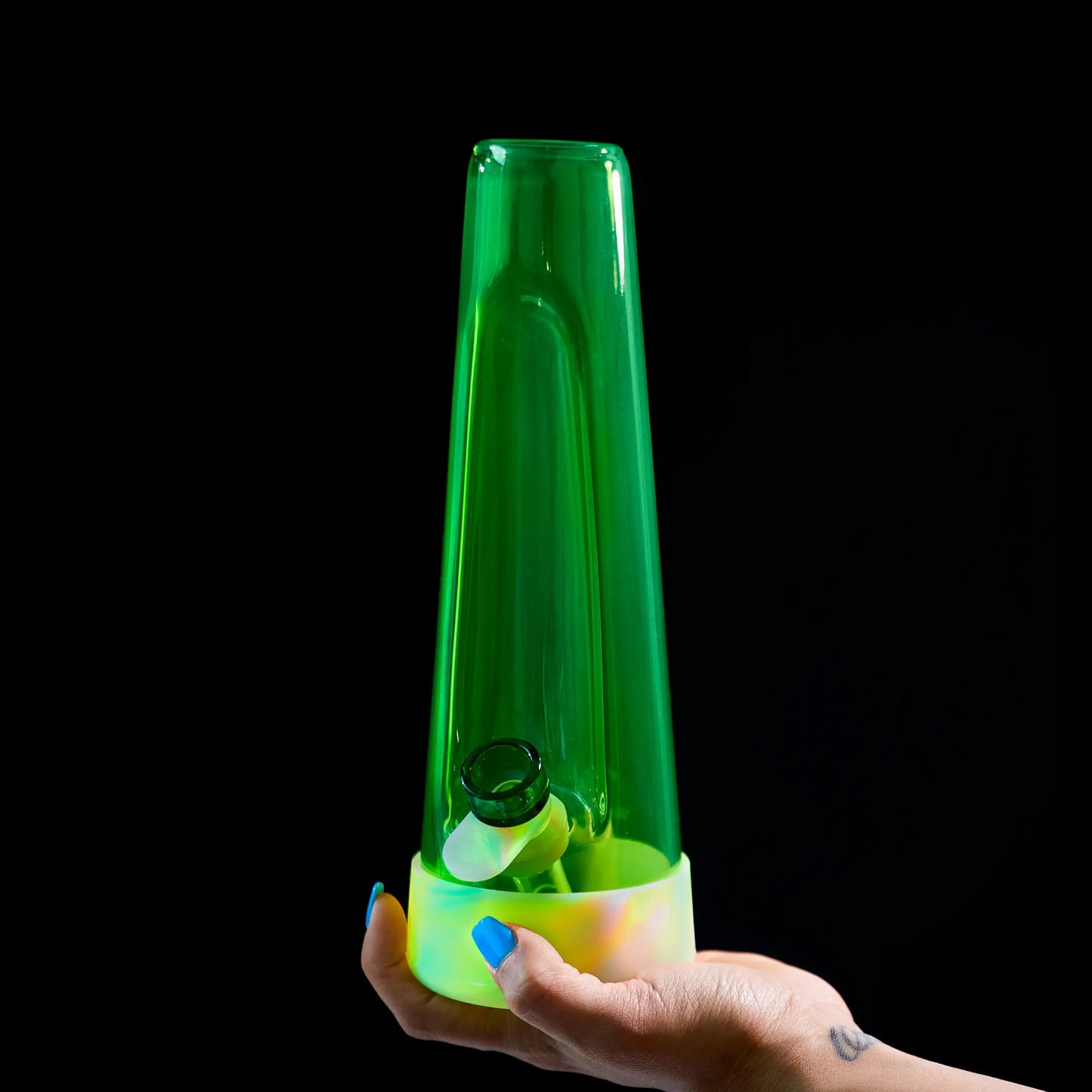 Designer Series Glow Green Bong: Illuminating Your Smoking Experience.